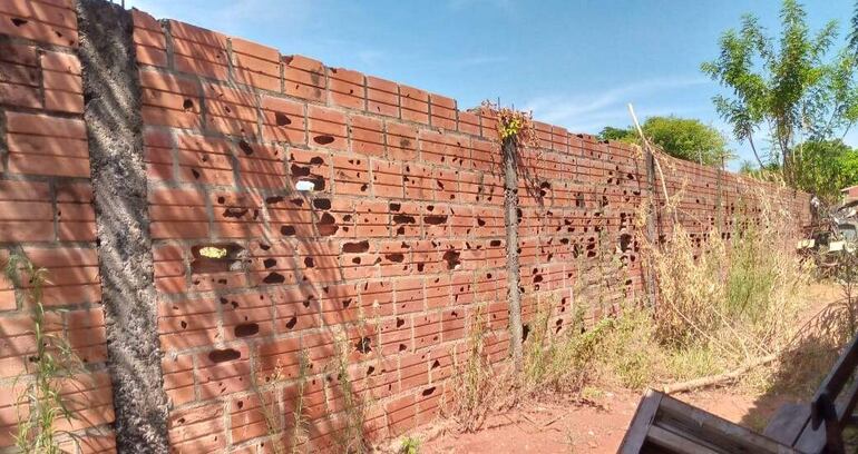 La muralla de la escuela San Pedro y San Pablo con cientos de agujeros y a punto de desplomarse.