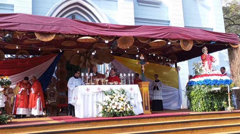 Monseñor Joaquín Robledo presidió la misa en honor al santo patrono y por los 248 años de fundación de la ciudad.