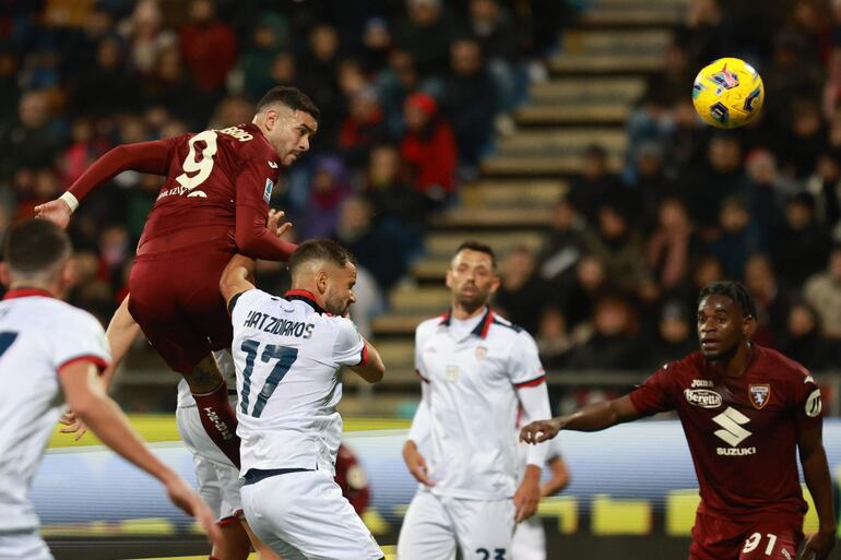 Cagliari (Italy), 26/01/2024.- Torino's Antonio Sanabria (up) in action during the Italian Serie A soccer match Cagliari calcio vs Torino FC at the Unipol domus in Cagliari, Italy, 26 January 2024. (Italia) EFE/EPA/FABIO MURRU
