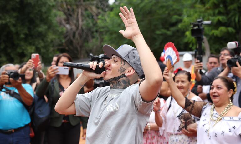 Elías Benjamín "El Princi de la Cha", durante su presentación en el acto de palada inicial de mejoras en la Chacarita.