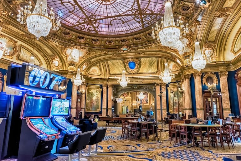 Interiores del Casino Monte Carlo, famoso complejo de juegos de azar y entretenimiento, abierto en 1863.