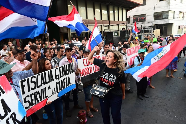 La exdiputada y exsenadora en la manifestación frente al JEM.