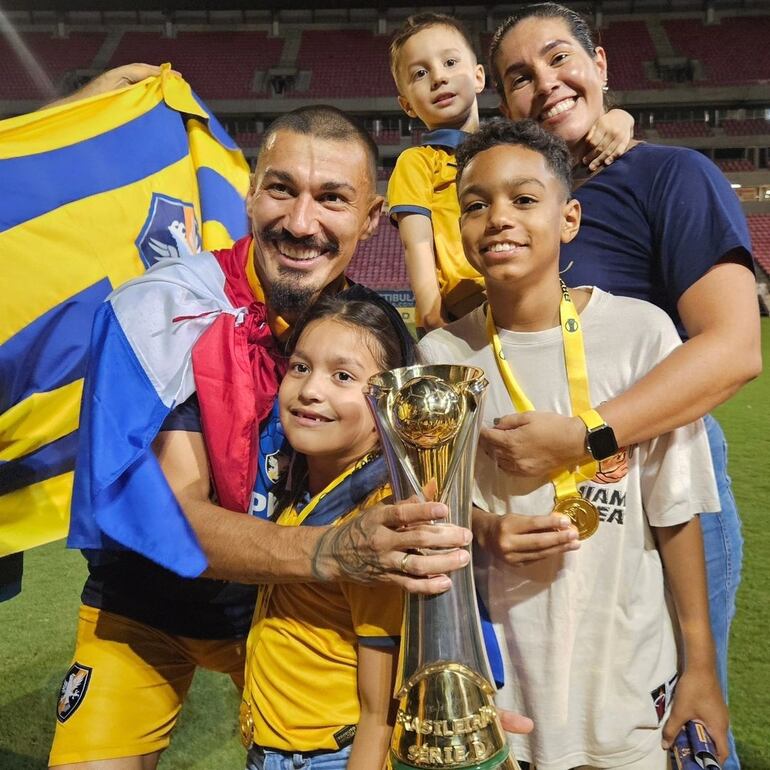 Richard Franco comparte el trofeo con su familia.