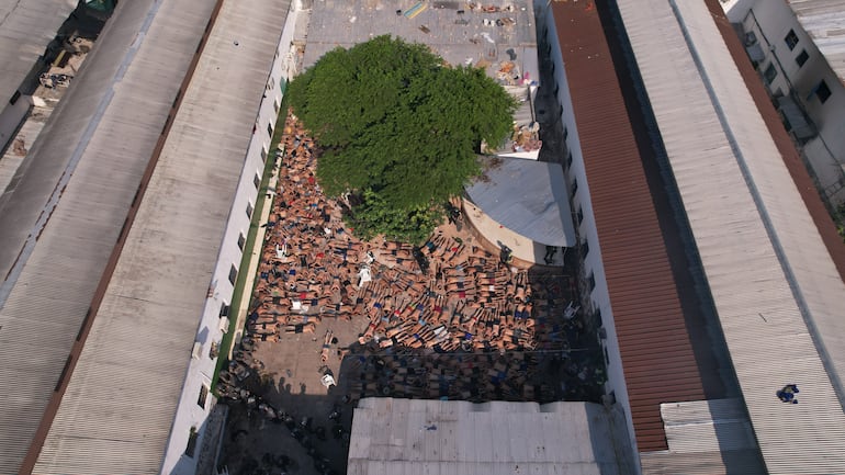 Vista aérea de la cárcel de Tacumbú, durante el operativo Veneratio. En el piso se debe a los reos, ya en ropa interior y reducidos.