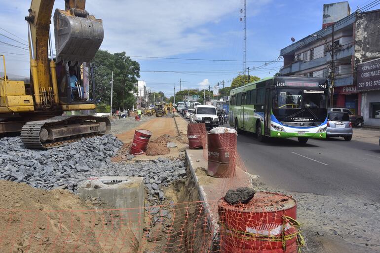 Trabajos en la zona de la avenida Eusebio Ayala generan complicaciones en el tránsito.