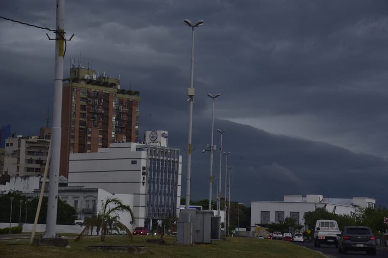 Nubes negras  y viento sobre la Costanera de Asunción.