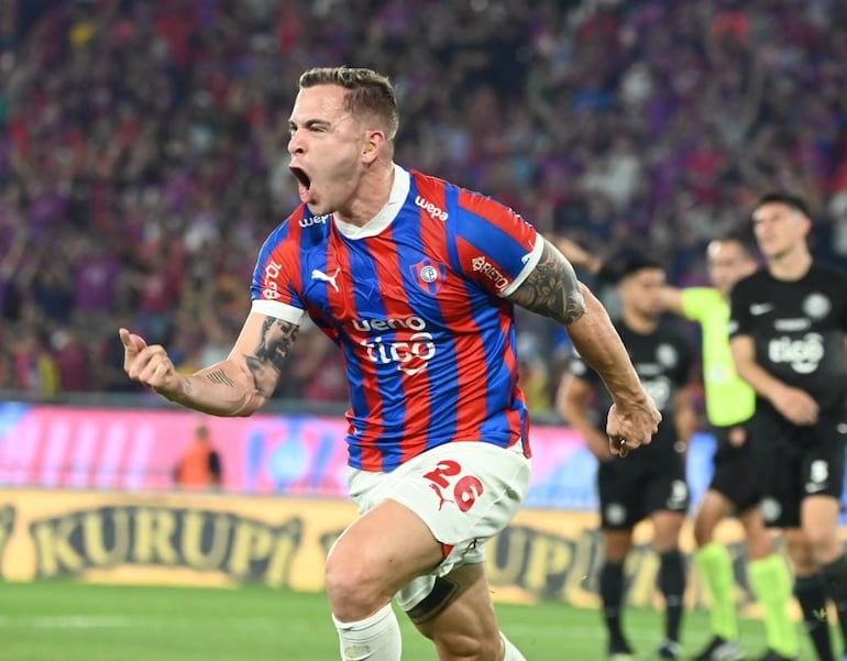 Robert Piris da Motta, jugador de Cerro Porteño, festeja un gol en el superclásico con Olimpia por la sexta fecha del torneo Clausura 2024 del fútbol paraguayo en el estadio La Nueva Olla, en Asunción.