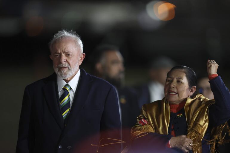 La ministra de Relaciones Exteriores de Bolivia, Celinda Sosa, recibe al presidente de Brasil, Luiz Inácio Lula da Silva, a su llega este lunes, al aeropuerto Viru Viru a Santa Cruz (Bolivia).