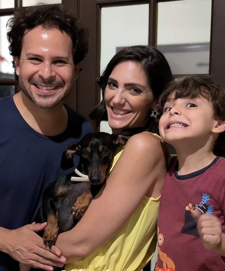 ¡Hermosa familia! Lucía Sapena junto a su esposo Diego Maldonado, Lunita y Facundo. (Captura de la historia de Instagram de Lucía Sapena)