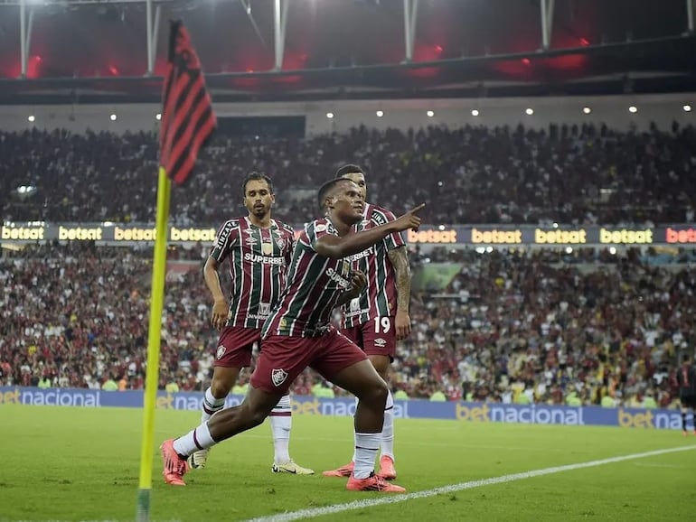 El colombiano John Arias, jugador de Fluminense, celebra un gol en el partido frente a Flamengo por la fecha 30 de la Serie A de Brasil en el estadio Maracaná, en Río de Janeiro.