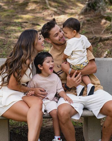 ¡Hermosa familia! El cumpleañero Zadquiel con sus papis Gabriela Miskinich y Ángel Romero, y su hermanito Ciro.