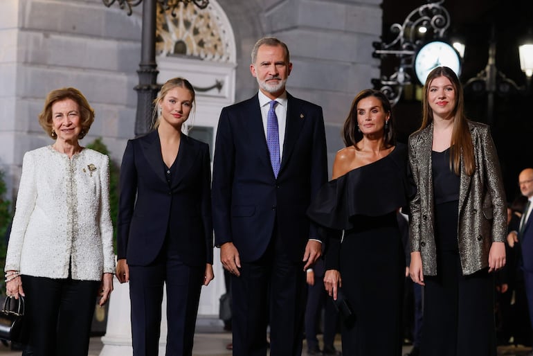 El rey Felipe, la reina Letizia, la princesa Leonor, la infanta Sofía y la reina Sofía, llegaron juntos a la ceremonia de entrega de los Premios Princesa de Asturias. (EFE/Ballesteros)
