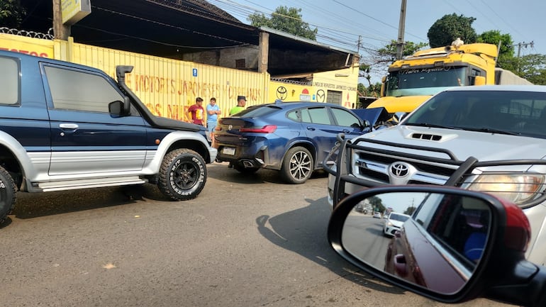 Camioneta BMW chocó frontalmente contra un camión frente a la subestación de la ANDE en San Lorenzo.