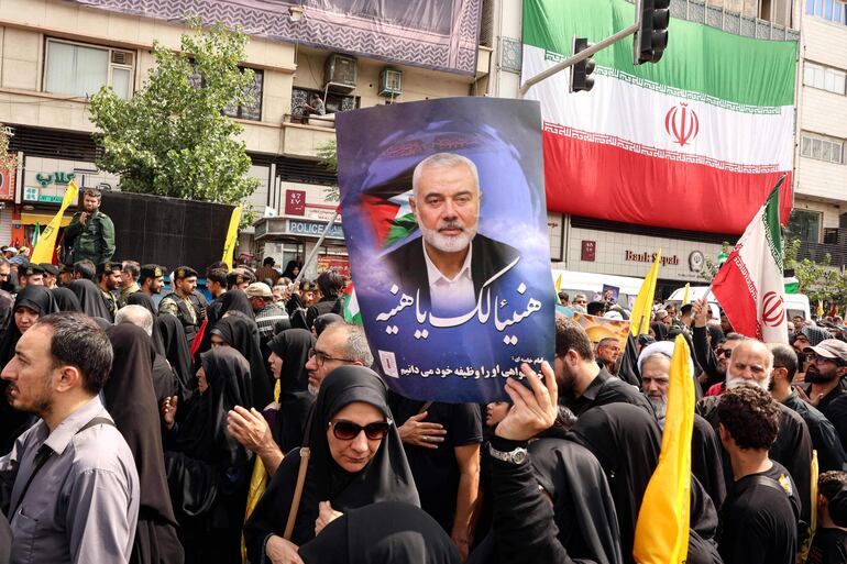 Una mujer sostiene un retrato de Ismail Haniyeh durante la procesión funeral llevada a cabo ayer en Teherán, Irán.
