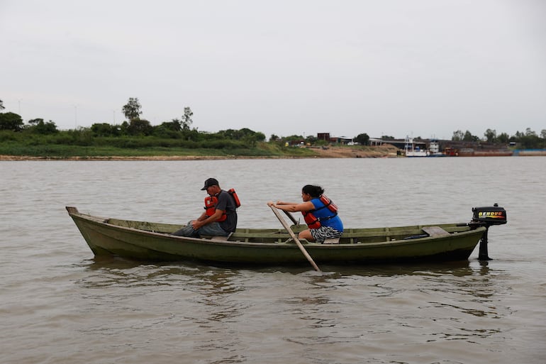 Imagen de archivo y referencia: pescadores en aguas del río Paraguay.