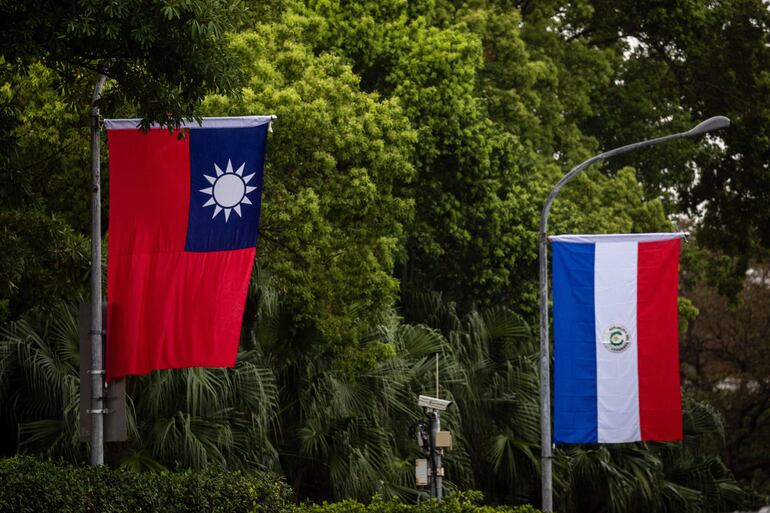 Las banderas de Paraguay y Taiwán.