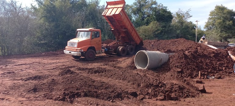 Uno de los camiones del MOPC realizando trabajos que la Municipalidad de Tomás Romero Pereira pagó a una empresa privada.