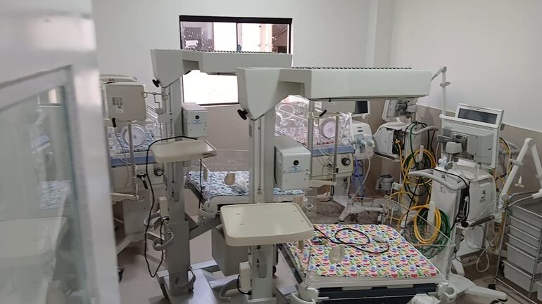 Equipos de cuidados intensivos neonatal de Villarrica, fueron guardados en una sala luego de que el espacio fue desmantelado.