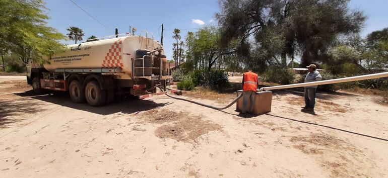 Un camión de la Secretaría de Emergencia Nacional cargando un aljibe en el Chaco.