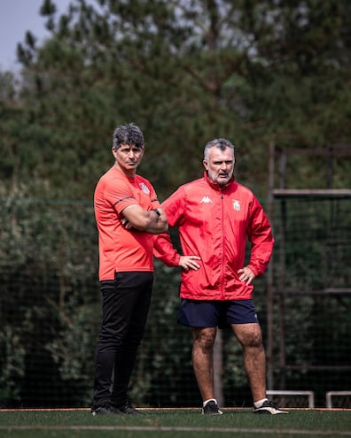 Héctor Fabián Ponce (derecha), junto a su asistente, Héctor "Matador" Núñez.