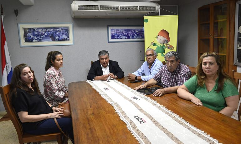  Ma. Isabel Caballero (i), Laura Fernández, Wilfrido Fernández, Sergio Samaniego, Silvio Colmán y Diana Velázquez, algunos de los promotores del amparo que busca impedir desalojos sin que antes se realicen expropiaciones, manifestaron en visita a ABC Color