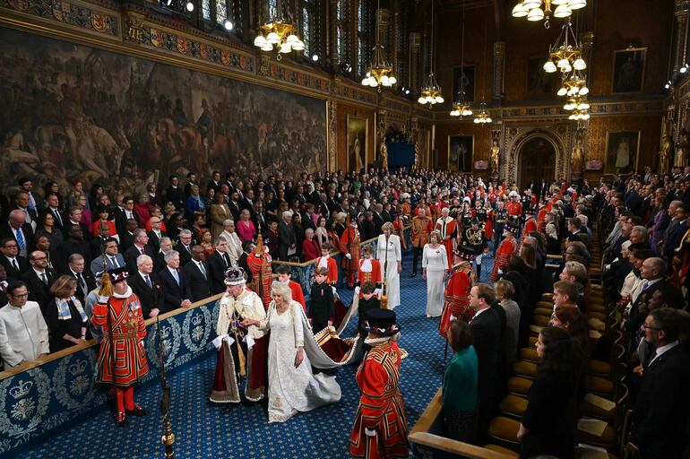 El rey Carlos III y la reina Camilla llegando al Palacio de Westminster para la Apertura Estatal del Parlamento. (JUSTIN TALLIS / POOL / AFP)