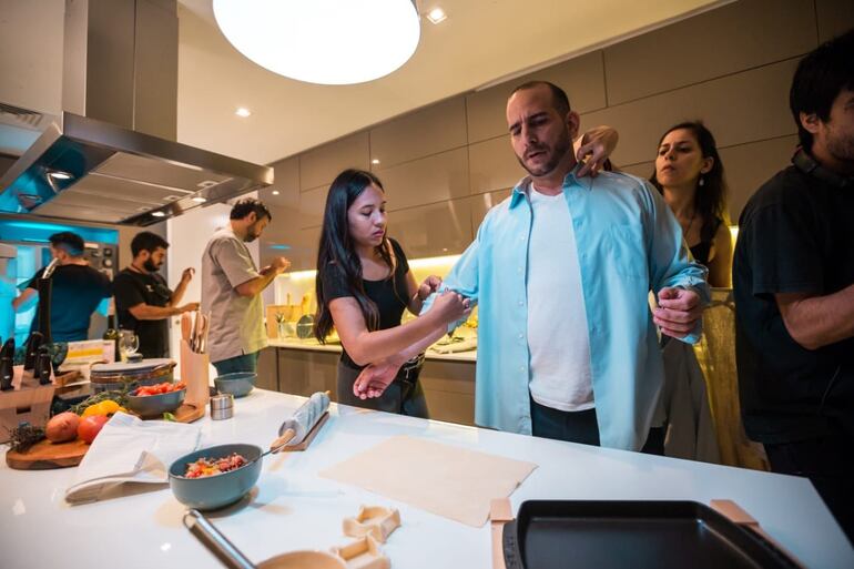 El equipo técnico trabajando con los actores.