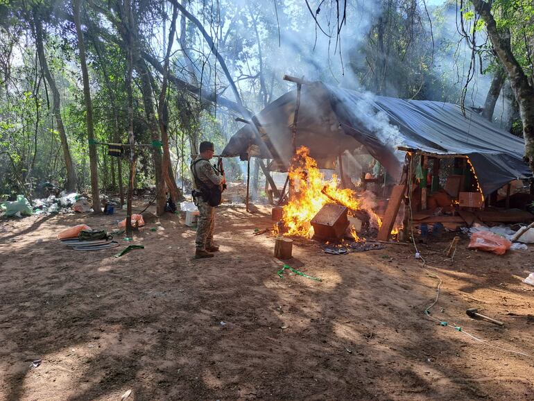 Momento en que agentes queman y destruyen uno de los campamentos narcos encontrados.