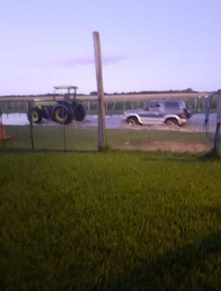 Un tractor de la Municipalidad de Tacuaras rescata al docente Lucas Torres y su vehículo que quedó atrapado en el camino rural por más de 24 horas.