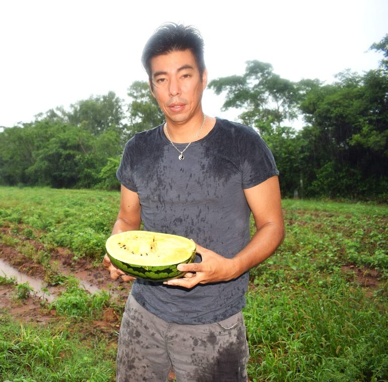 Macoto Yamazaki muestra la sandía amarilla que se podrá adquirir en la expo frutas.