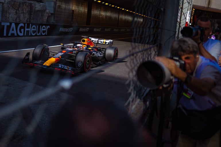 El Red Bull Racing de Max Verstappen durante la clasificación del Gran Premio de Mónaco en el circuito urbano de Mónaco.