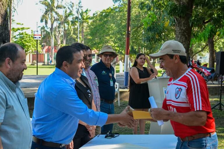 Los pescadores recibieron bonos económicos por parte del Ministerio de Desarrollo Social y la Entidad Binacional Yacyretá.