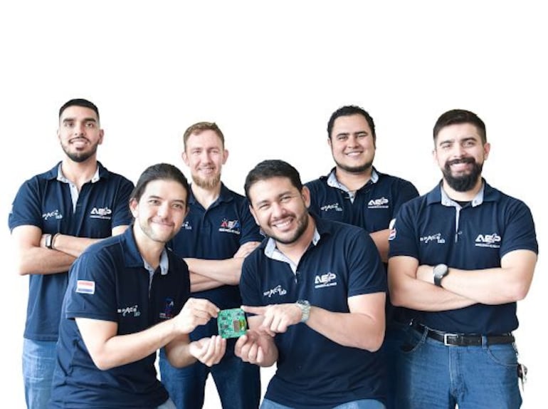 Equipo que diseñó y construyó el satélite paraguayo GuaraniSat 2.