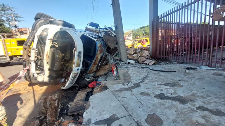 Los ocupantes de un camión cargado de mercaderías intentó huir de los controles y terminaron volcando.