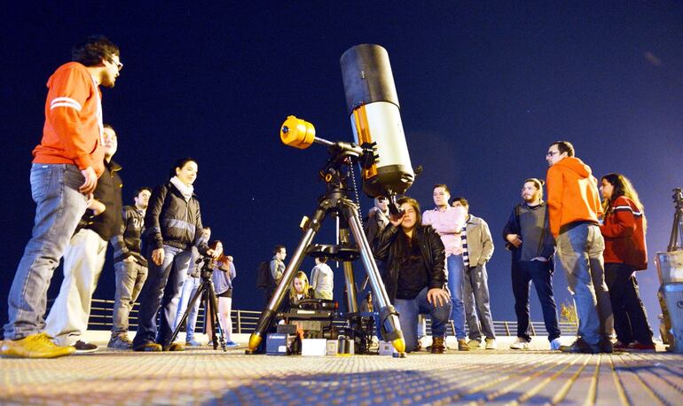 Fotografía de archivo y referencia: otras observaciones en la Costanera de Asunción congregaron a muchos interesados.