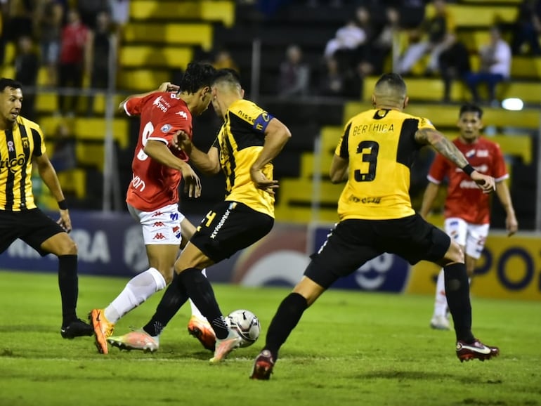 David Fleitas (9), jugador de Nacional, lucha por el balón contra tres futbolistas de Guaraní en el partido por el torneo Apertura 2023 del fútbol paraguayo en el estadio Rogelio Livieres, en Asunción.