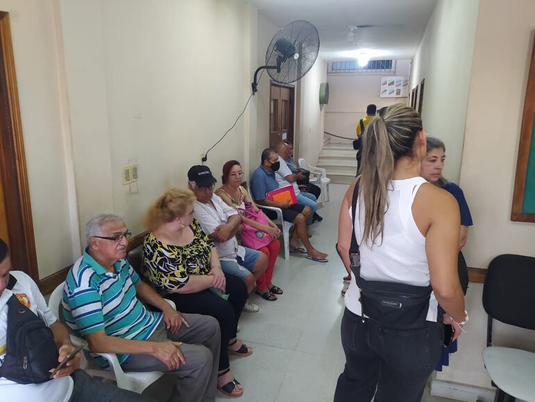 Pacientes esperando en el área de diabetología del Centro de Salud N. 9, Bernardino Caballero.