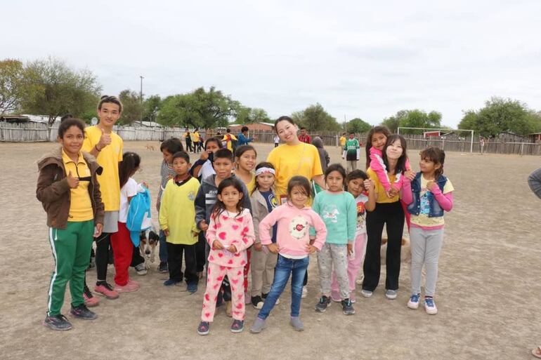 Los jóvenes japoneses compartieron encuentros y juegos con los niños indígenas de Puerto Diana, Alto Paraguay.