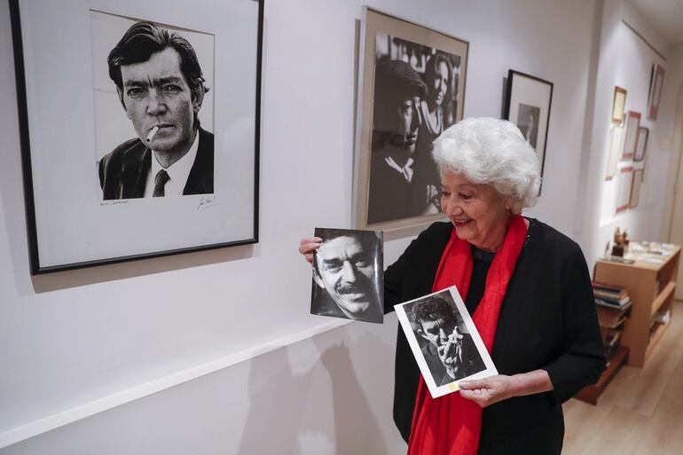 Fotografía de archivo de la fotógrafa argentina Sara Facio mostrando retratos del escritor colombiano Gabriel García Márquez y junto a uno del argentino Julio Cortazar, el 1 de junio de 2017, en Buenos Aires (Argentina). Facio, creadora de uno de los acervos patrimoniales más destacados de Argentina y retratista de personalidades de la cultura de América Latina, falleció a los 92 años en Buenos Aires y este miércoles se despiden sus restos.