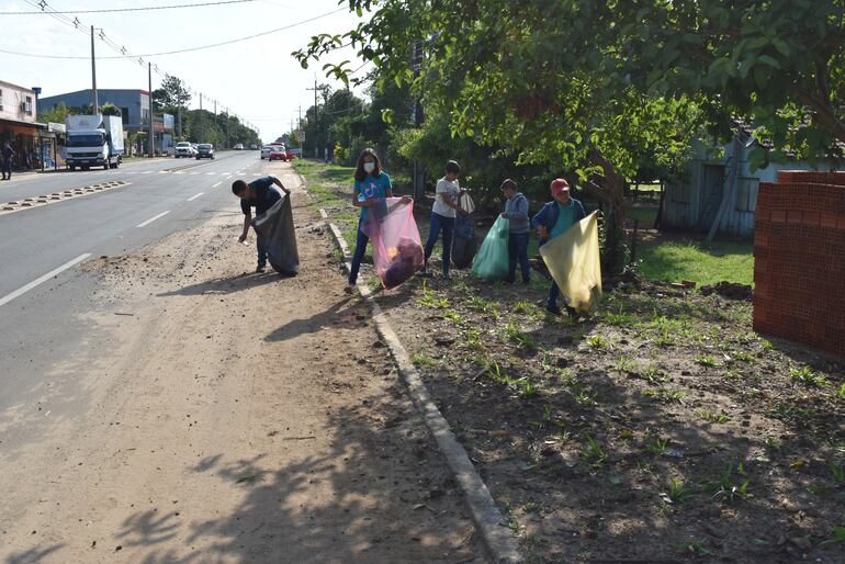 Estudiantes de la Escuela Virgen de Las Mercedes de Ayolas eliminan recipientes que pueden ser criaderos de mosquitos. (archivo).