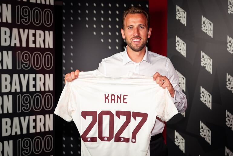 Harry Kane posa con al camiseta del Bayern Múnich durante la presentación como refuerzo del club alemán.