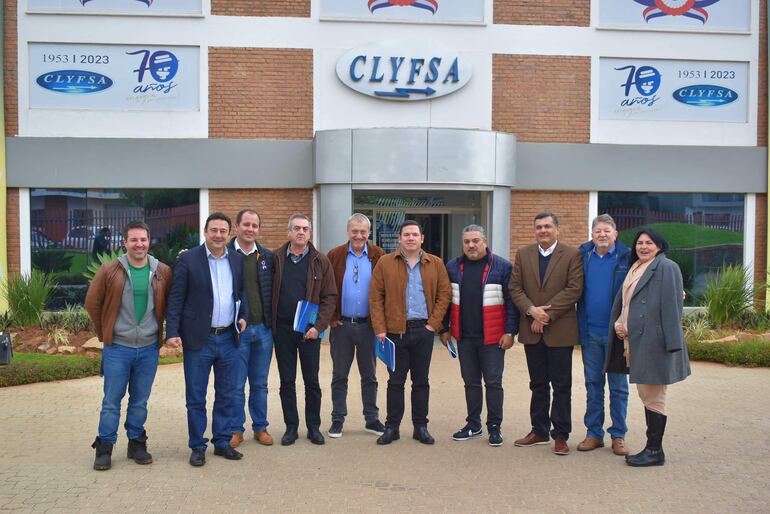 Los diputados colorados  Alejandro Aguilera, Yamil Sgaib y Edagar Olmedo junto a los legisladores liberales Carlos Pereira, María Constancia Benítez y Antonio Buzarquis con los directivos de Clyfsa durante su visita en Villarrica. 