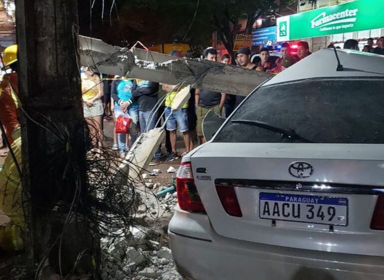 El automóvil Toyota Premio que conducía el joven Lucas Gabriel González Leiva mató a un niño y derribó un poste de la ANDE.