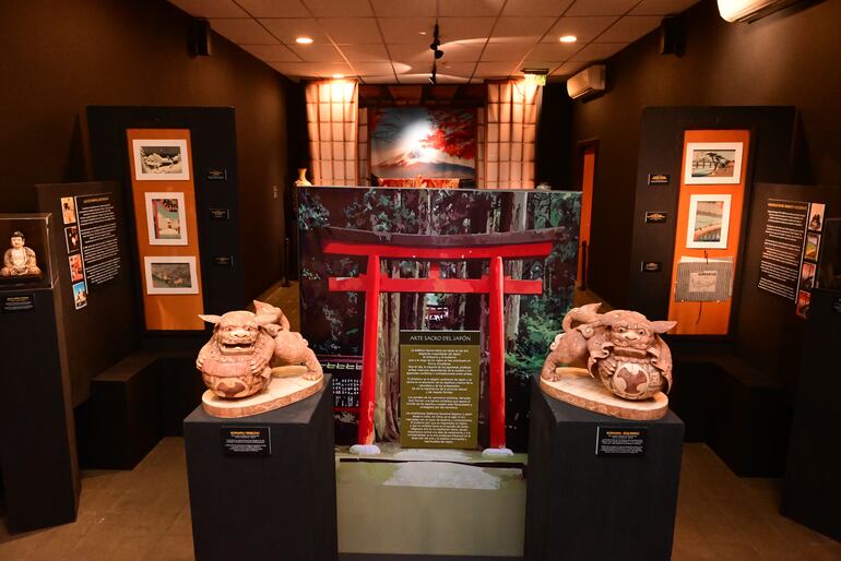 La exposición recrea un ambiente que invita a una verdadera visita cultural por el Japón, desde el auditorio Franca Bo del Museo de Arte Sacro.