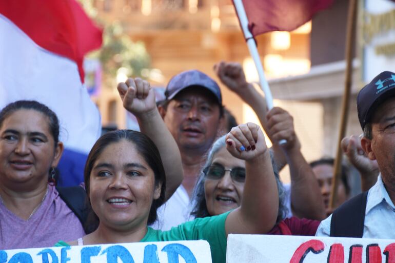 Trabajadores paraguayos marcharon en el día internacional del trabajador.