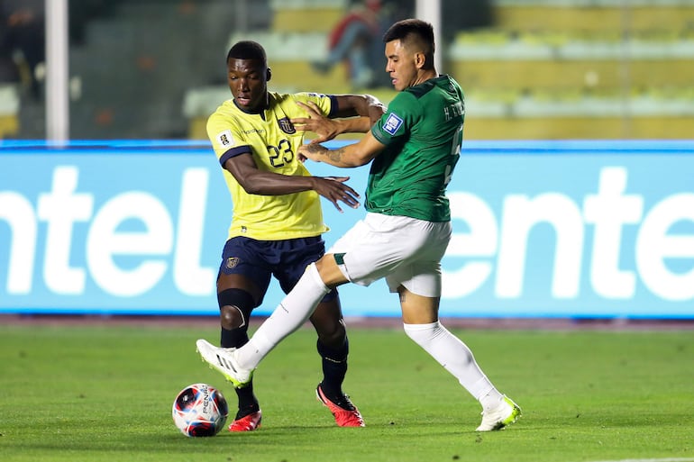 Héctor Cuellar (d) de Bolivia disputa el balón con Moisés Caicedo de Ecuador hoy, en un partido de las Eliminatorias Sudamericanas para la Copa Mundial de Fútbol 2026 entre Bolivia y Ecuador en el estadio Hernando Siles en La Paz (Bolivia).