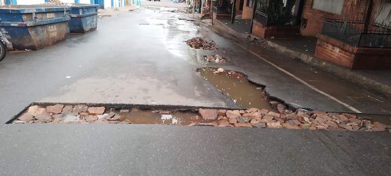 A unos 300 metros de la Basílica de Caacupé se pueden observar estos enormes baches llenos de agua.