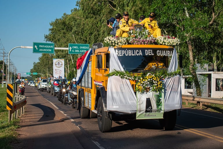 Las reliquias de la beata Chiquitunga fueron recibidas con una bulliciosa caravana.