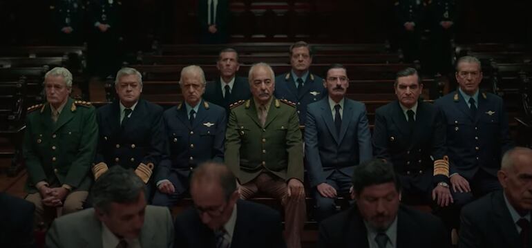 Una escena del histórico juicio a los responsables de los crímenes de la última dictadura militar argentina en la película de Santiago Mitre