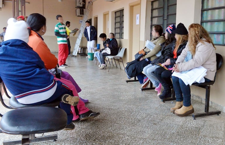 Pacientes a la espera de atención en el Centro de Control de Adicciones, ubicado sobre la  calle Venezuela de Asunción. 